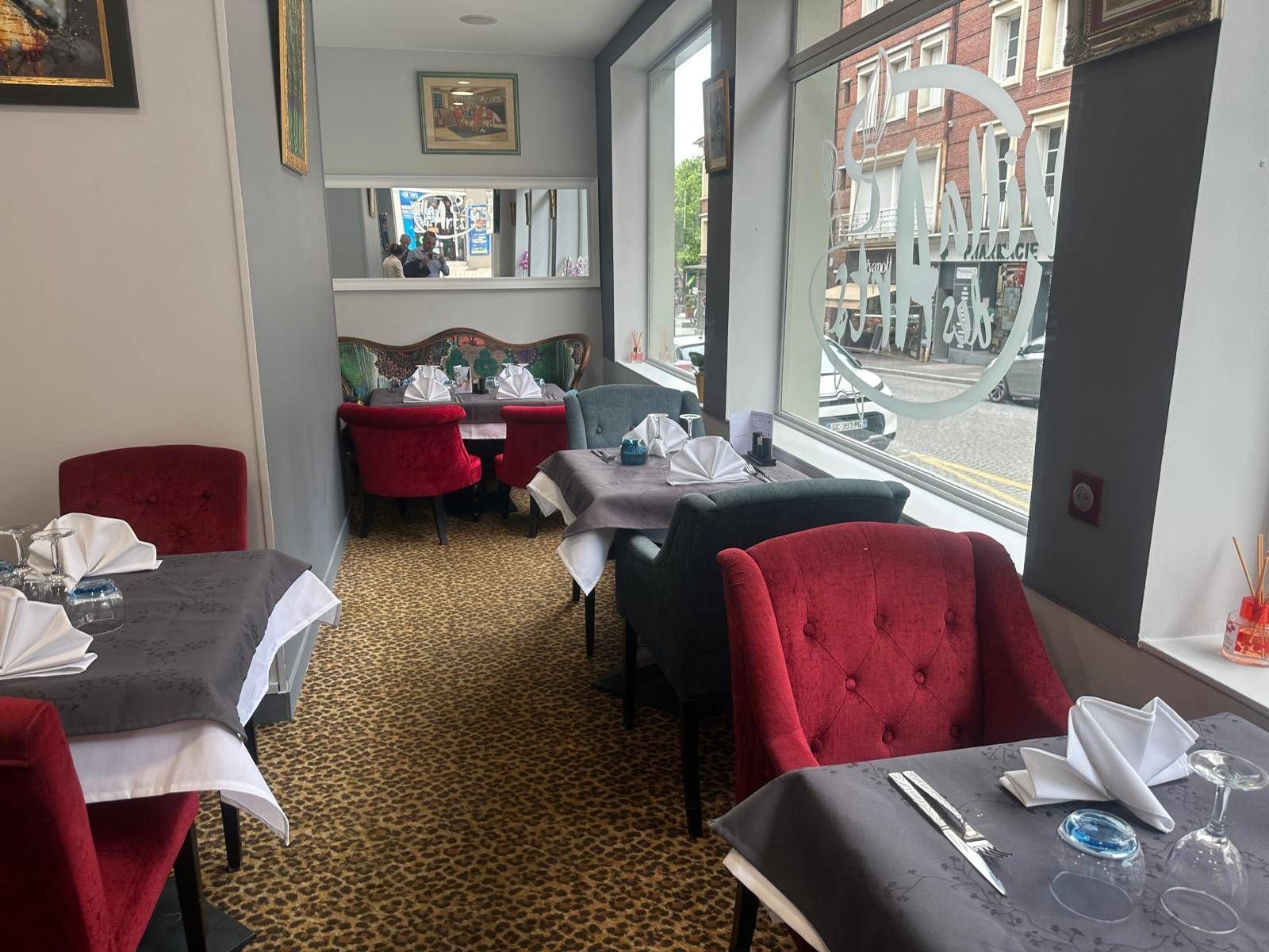 Fauteuil et tables du restaurant