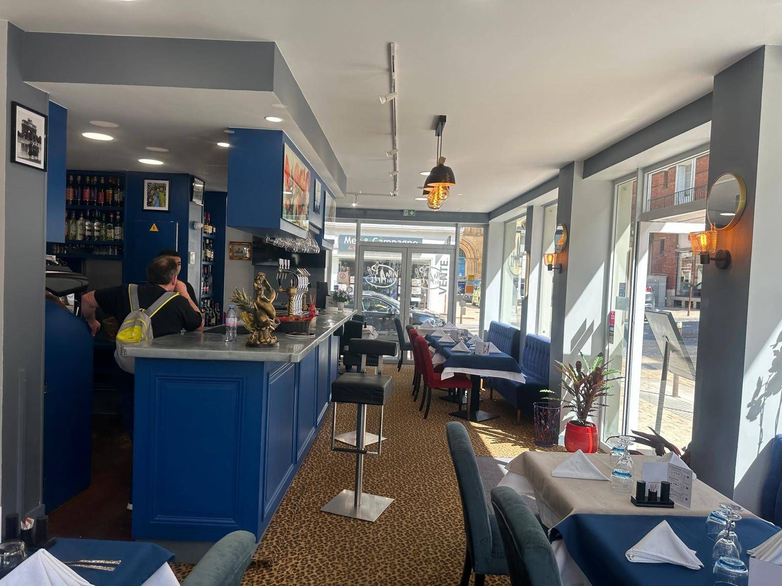 Comptoir et salle de restaurant