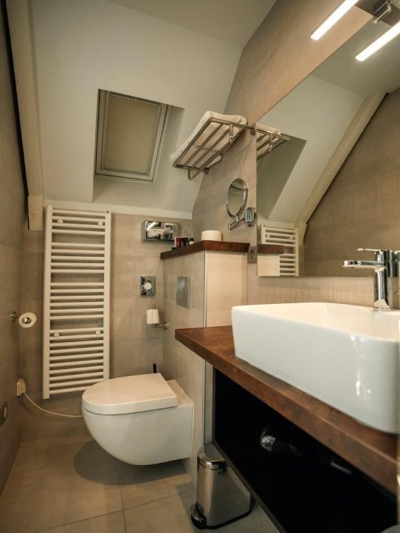 WC suspendus et salle de bains avec vasque