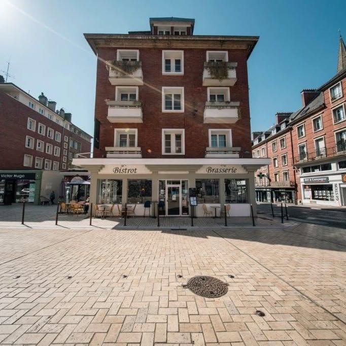 Devanture avec panneaux de bistrot et brasserie