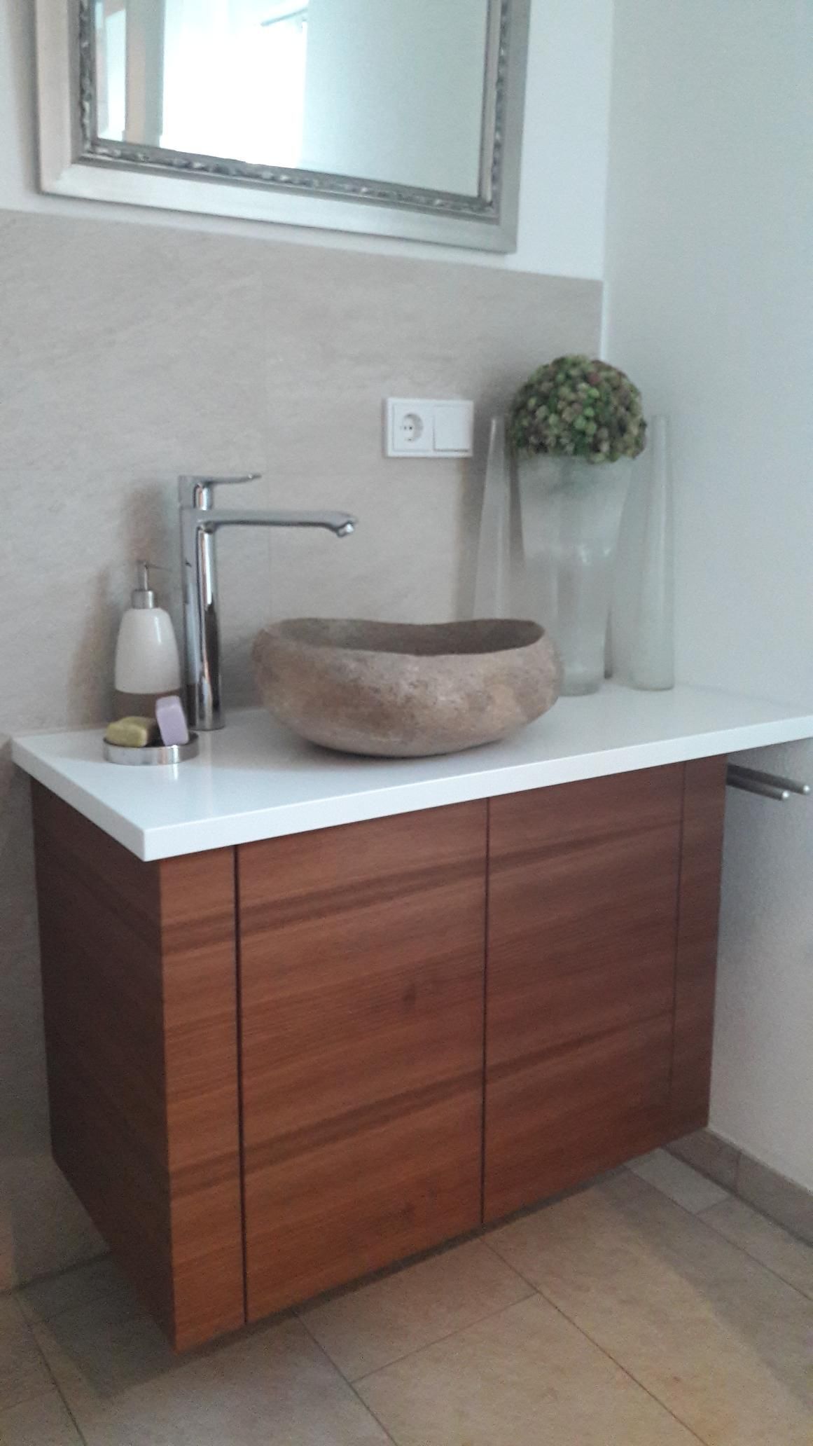 Badezimmer-Waschtisch mit Holzschränken, weißer Arbeitsplatte, rundem Waschbecken und Spiegel darüber
