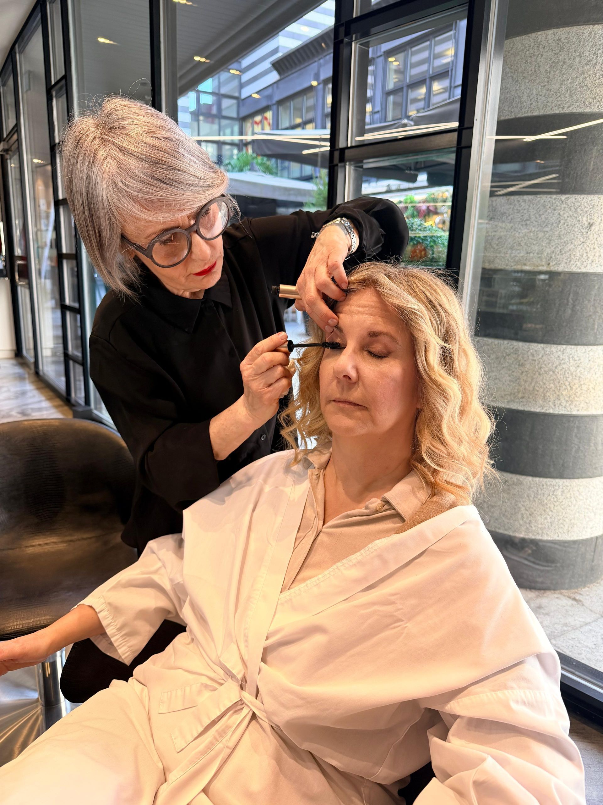 Una professionista applica il mascara alle ciglia di una cliente in un salone di bellezza. MAGAMO Lugano