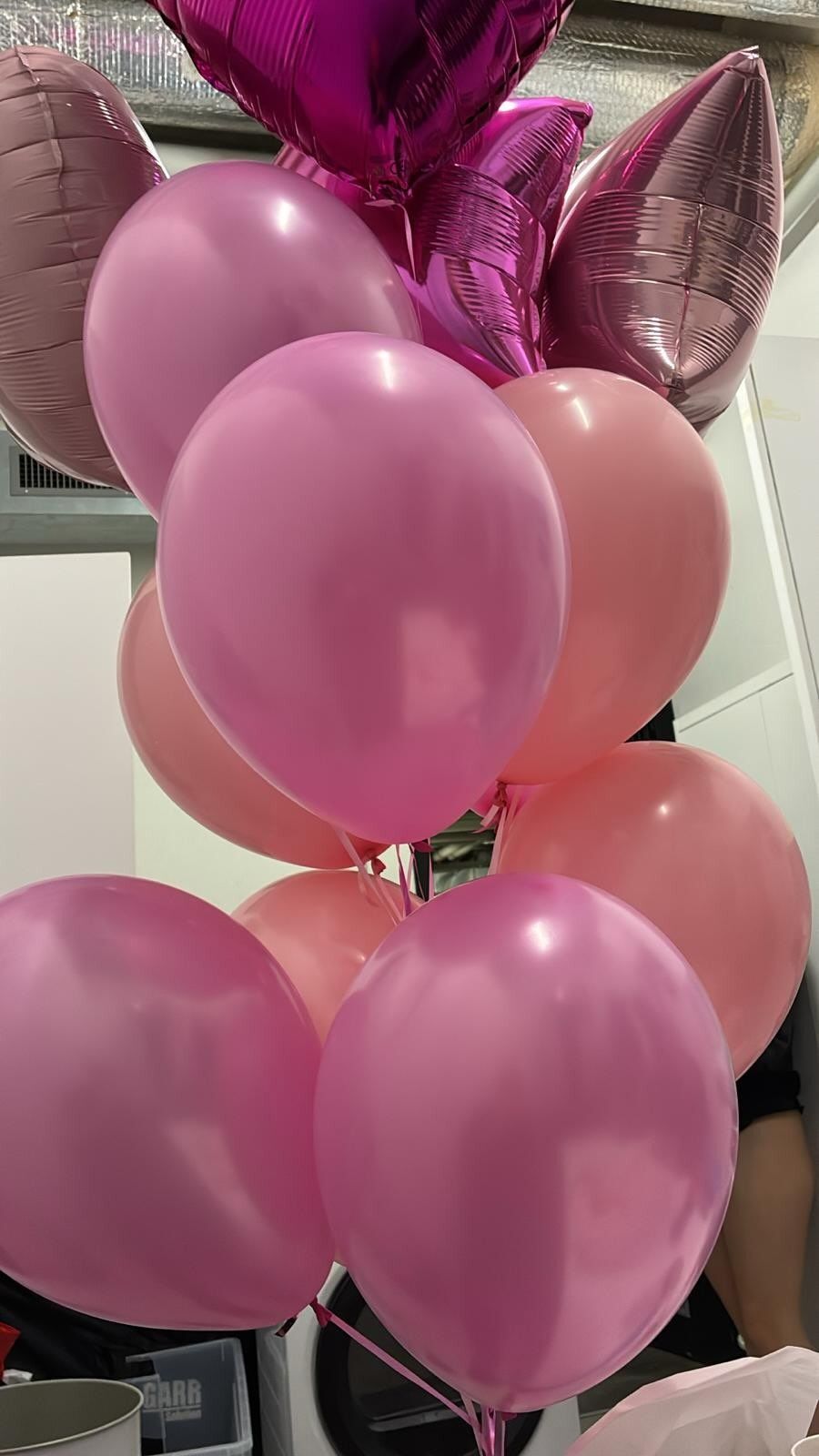 Un vivace bouquet di palloncini in varie tonalità di rosa e magenta, con finiture sia in lattice opaco che in lamina metallica.