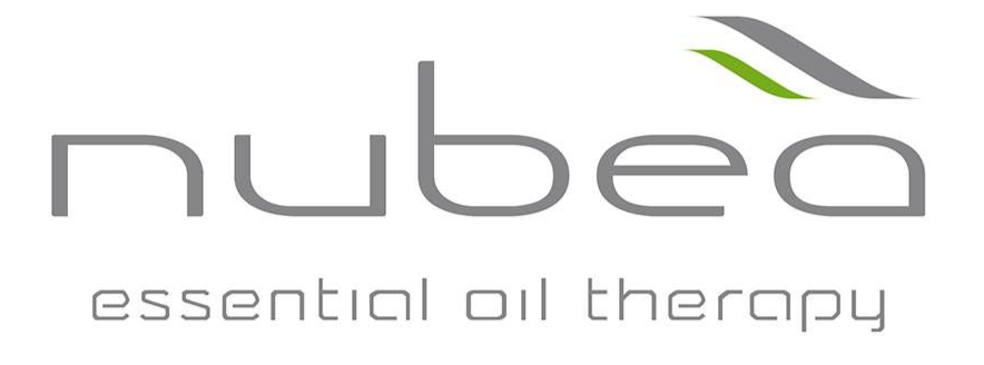 Il logo di Nubea presenta una scritta grigia stilizzata con un elemento decorativo a forma di foglia verde e grigia sopra la lettera