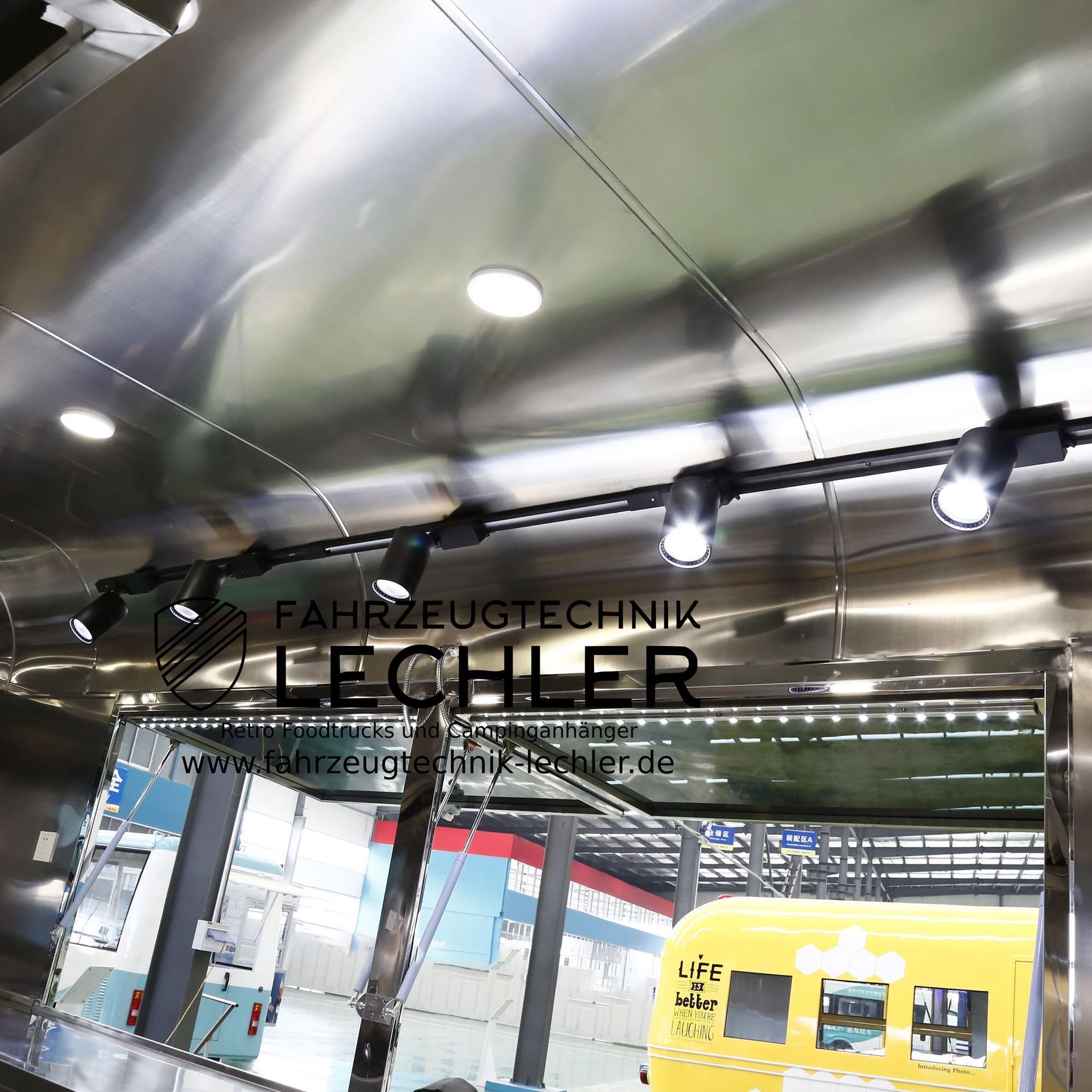 Innenraum eines Fahrzeugs mit Metalldecke, Scheinwerfern und dem Logo „Lechler“. Ansicht eines gelben Busses im Außenbereich.