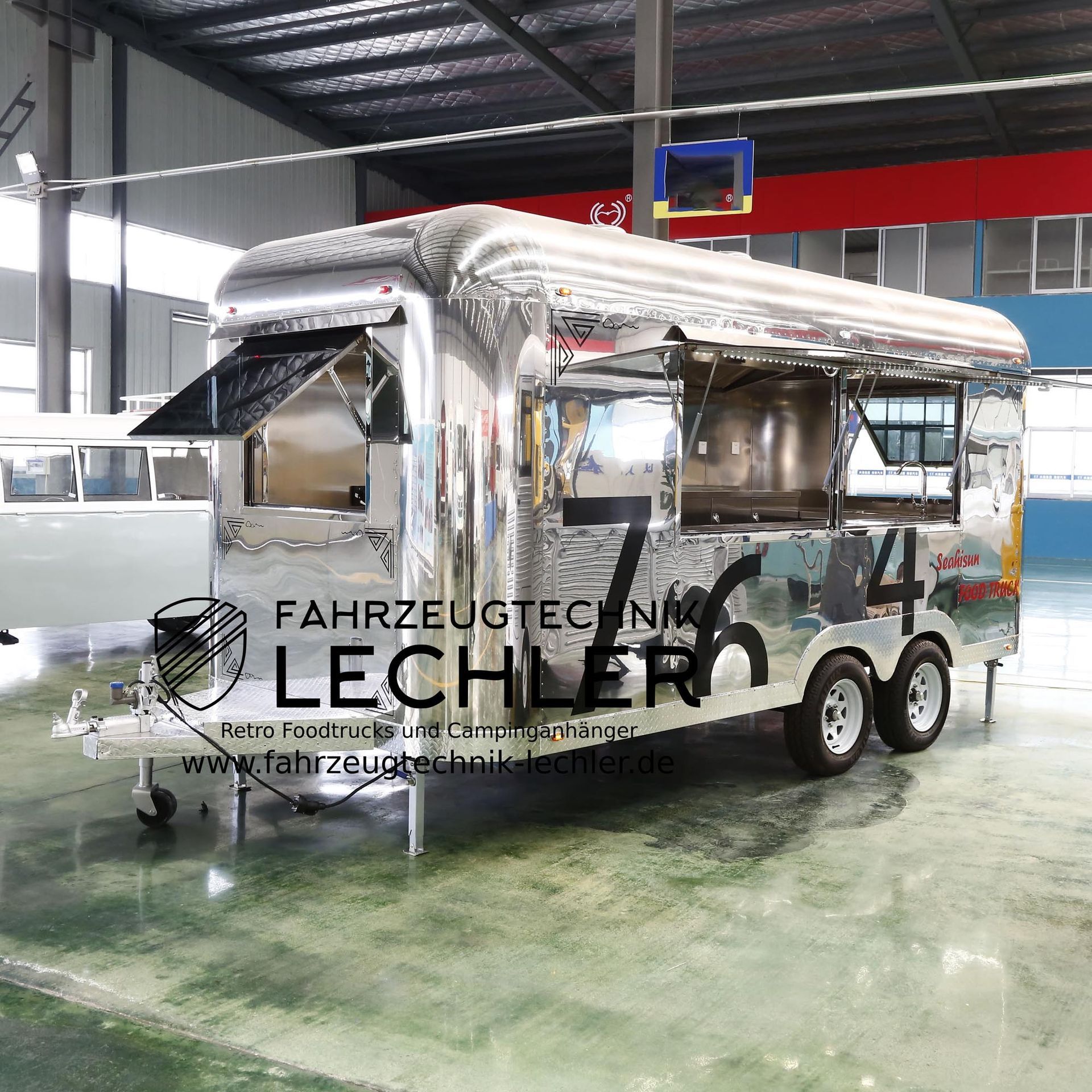 Glänzender Imbisswagen aus Edelstahl mit offenen Ausgabefenstern.