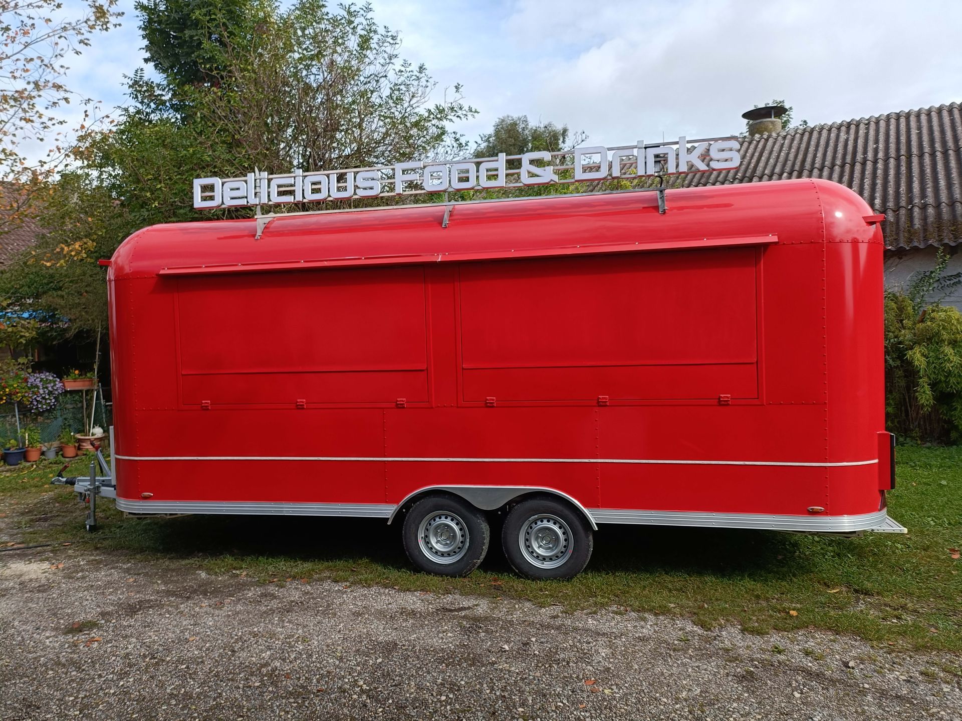 Roter Imbisswagen mit dem Schild „Bellevue Food & Drinks“.