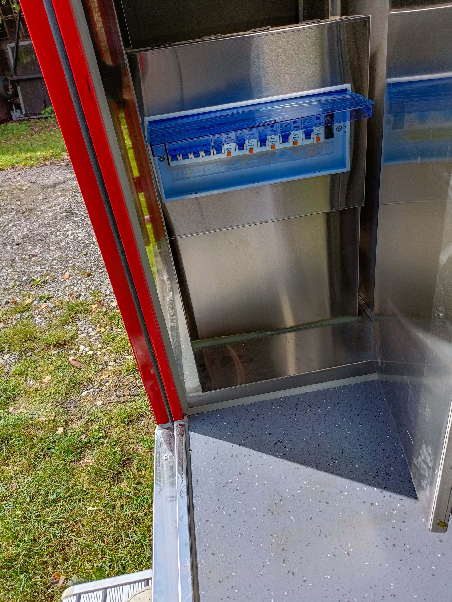 Nahaufnahme einer Metallkonstruktion mit rotem Rand und einem blauen Element im Inneren.