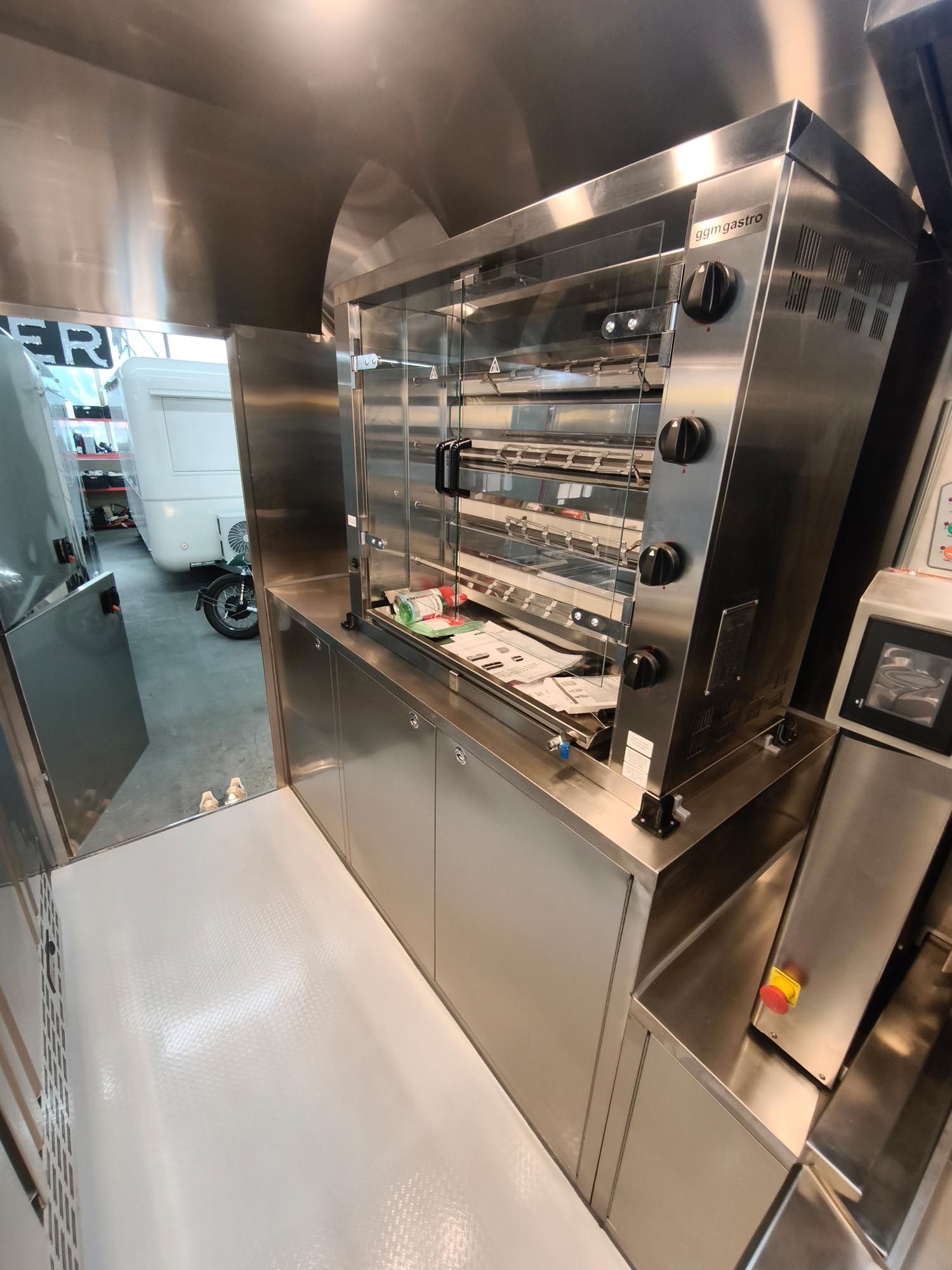 Drehspießofen aus Edelstahl in einem Imbisswagen.