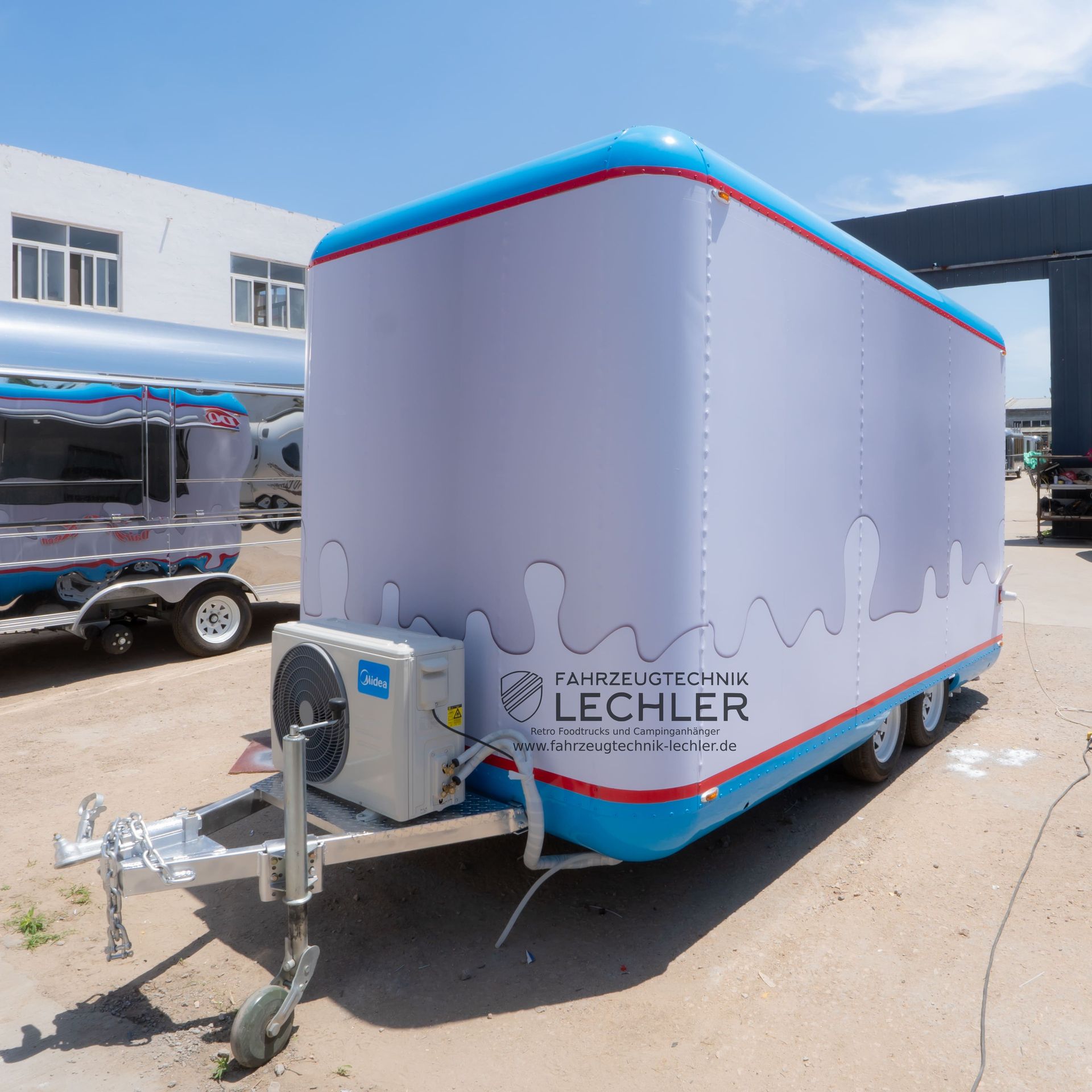 Weißer und blauer aufblasbarer Anhänger mit Klimaanlage.