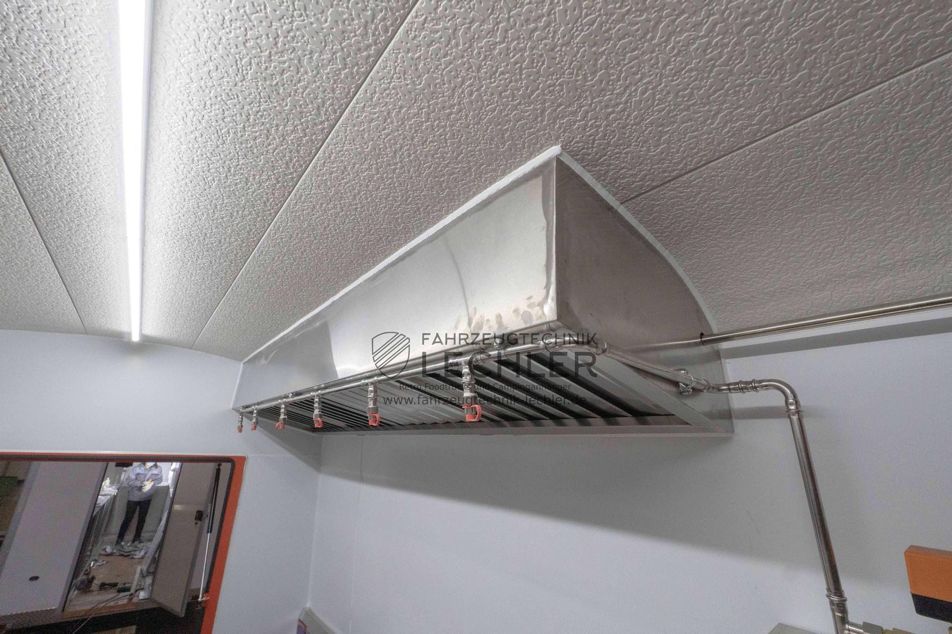 Industrielles Lüftungssystem aus Edelstahl, an der Decke installiert.