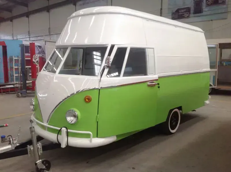 Grüner und weißer Retro-Imbisswagen mit VW-Bus-Front.