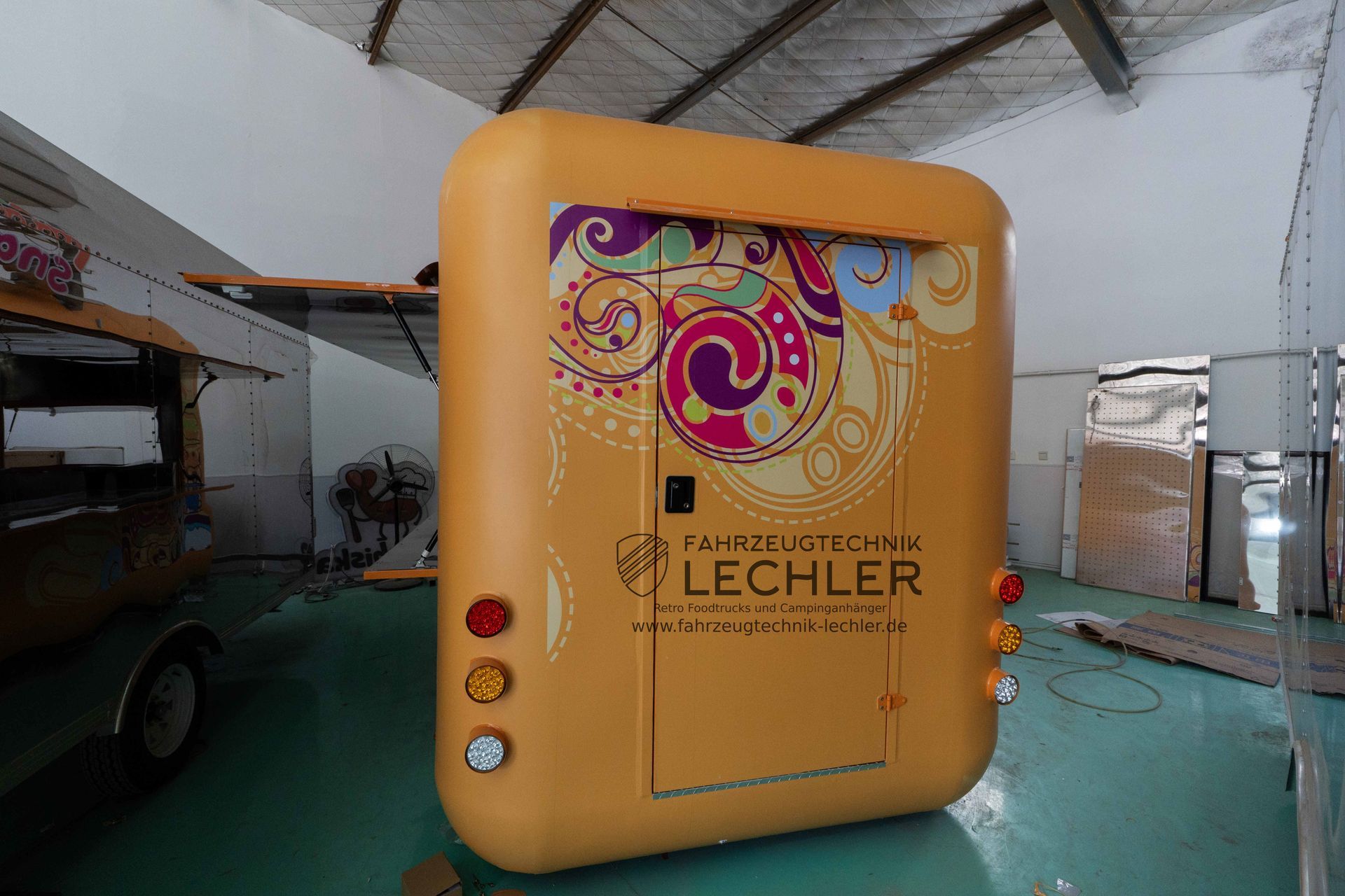 Gelber Anhänger mit farbenfrohem abstraktem Design und dem Text