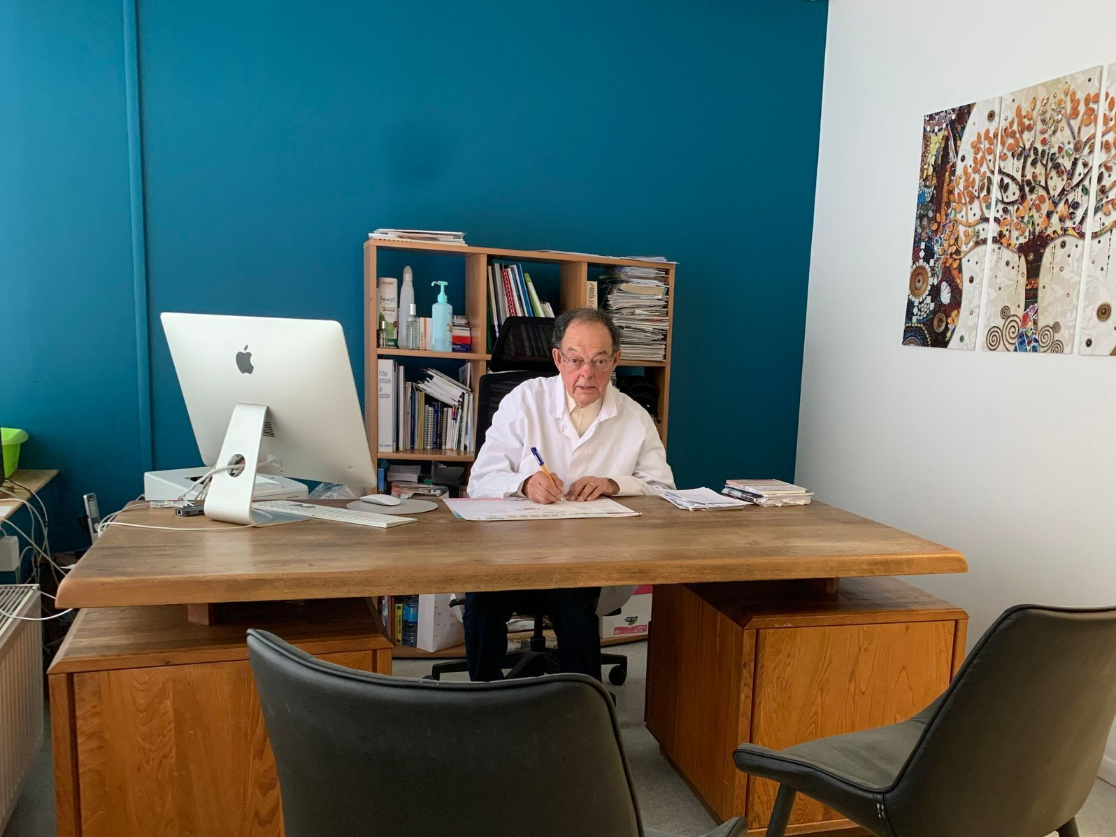 Professionnel assis à un bureau dans un environnement de travail