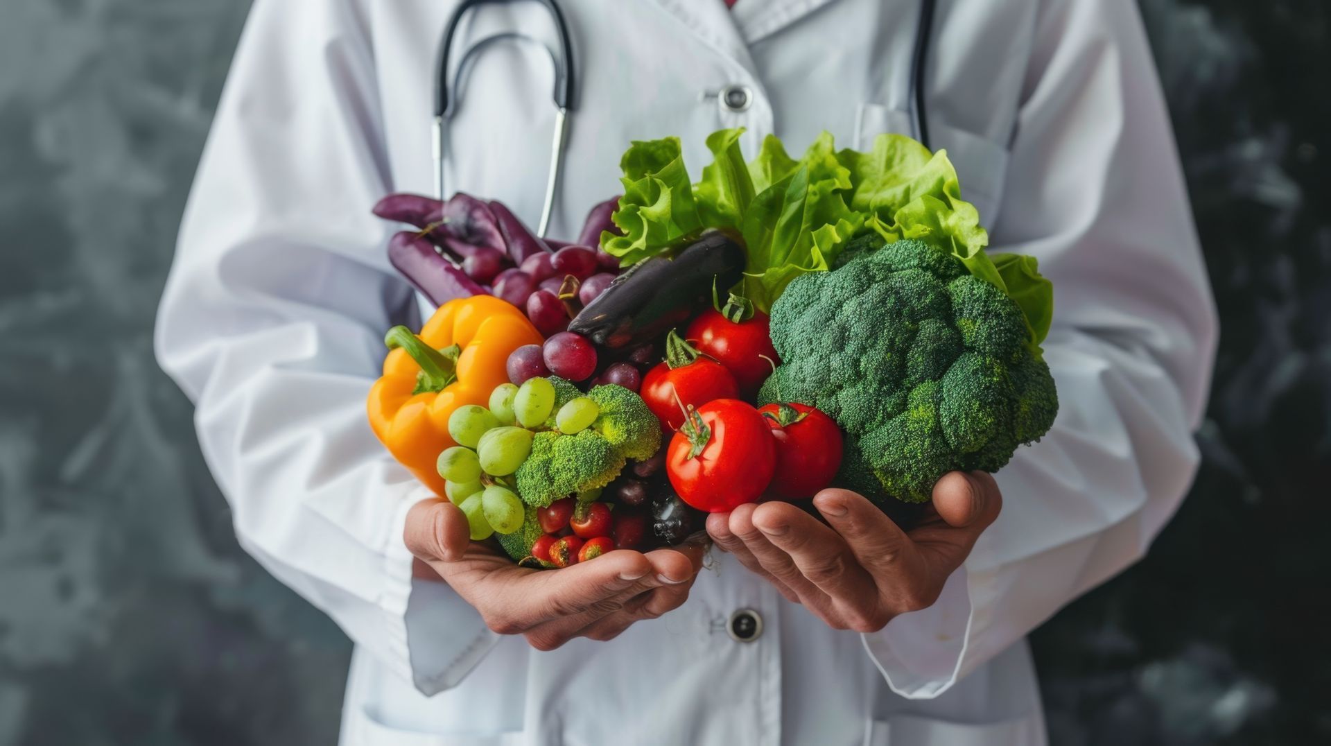Médecin en blouse tenant des légumes frais pour illustrer une alimentation saine