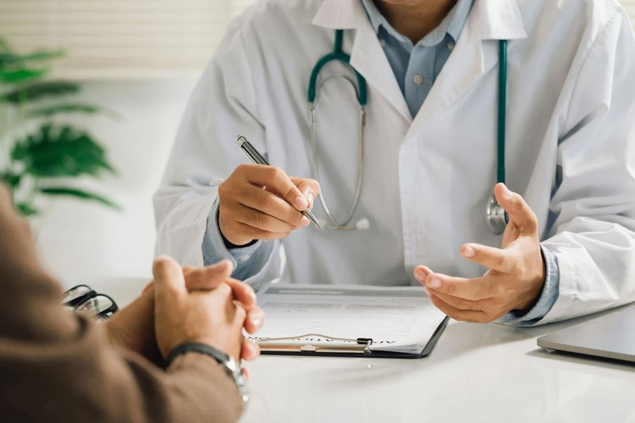 Médecin expliquant des informations à un patient avec des gestes
