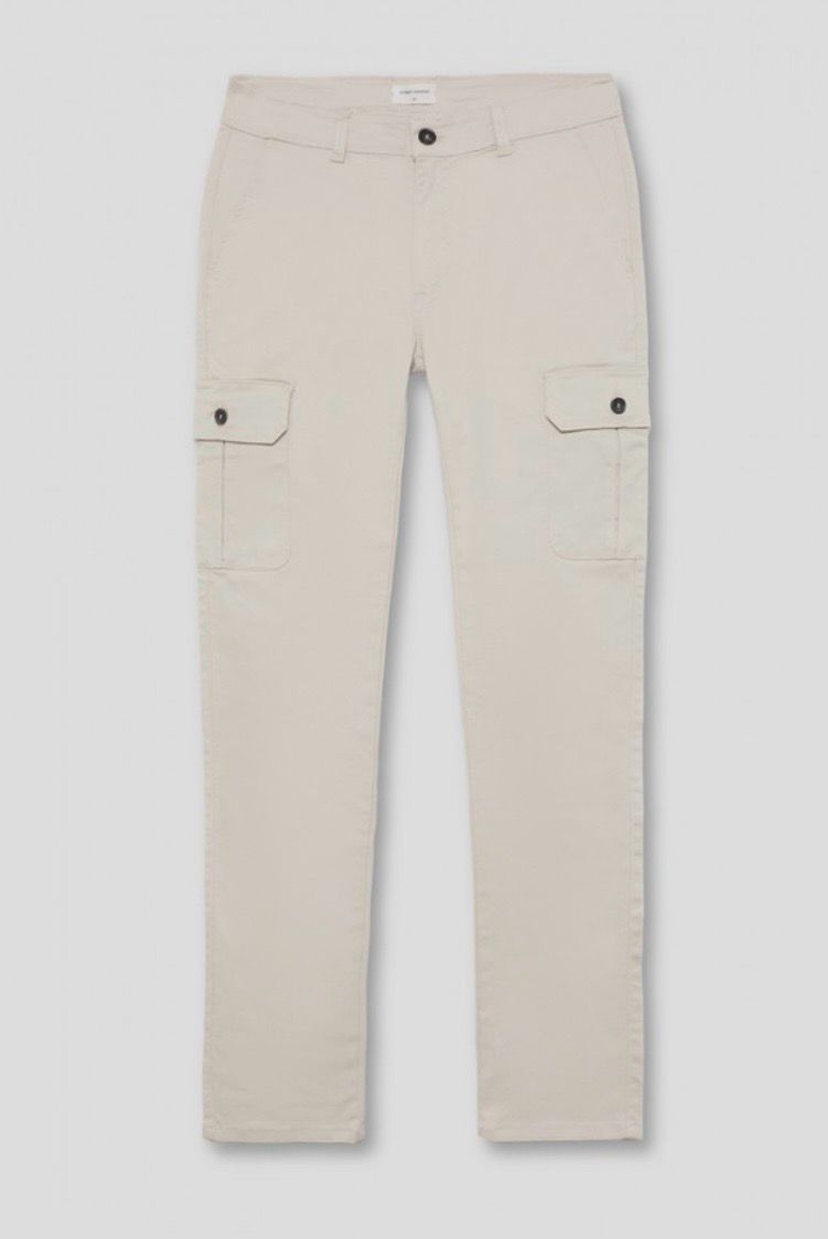 Pantalón cargo color beige claro.