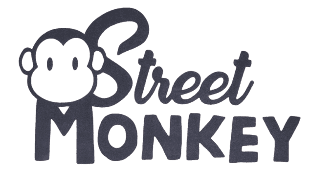 Logotipo: cabeza de mono sonriente integrada con el texto "Street Monkey" en gris oscuro.