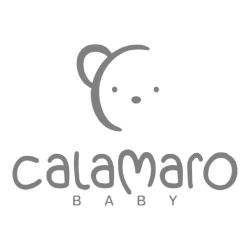 Logotipo de Calamaro Baby con una cara de oso estilizada encima de la palabra "Calamaro" y la palabra "Baby" debajo.