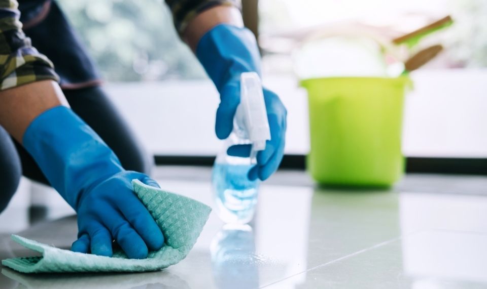 Siivooja pyyhkii laattalattiaa