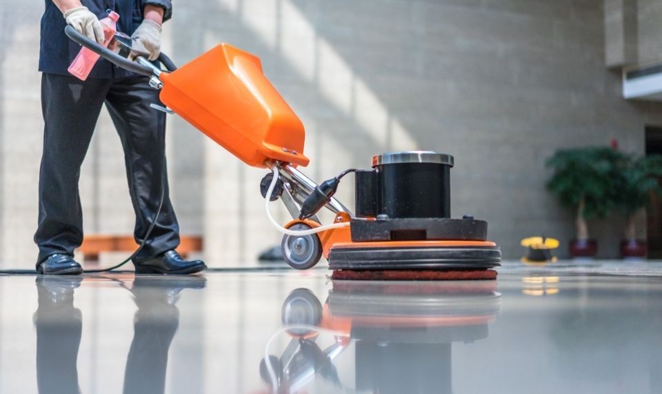 Siivooja pesee lattiaa