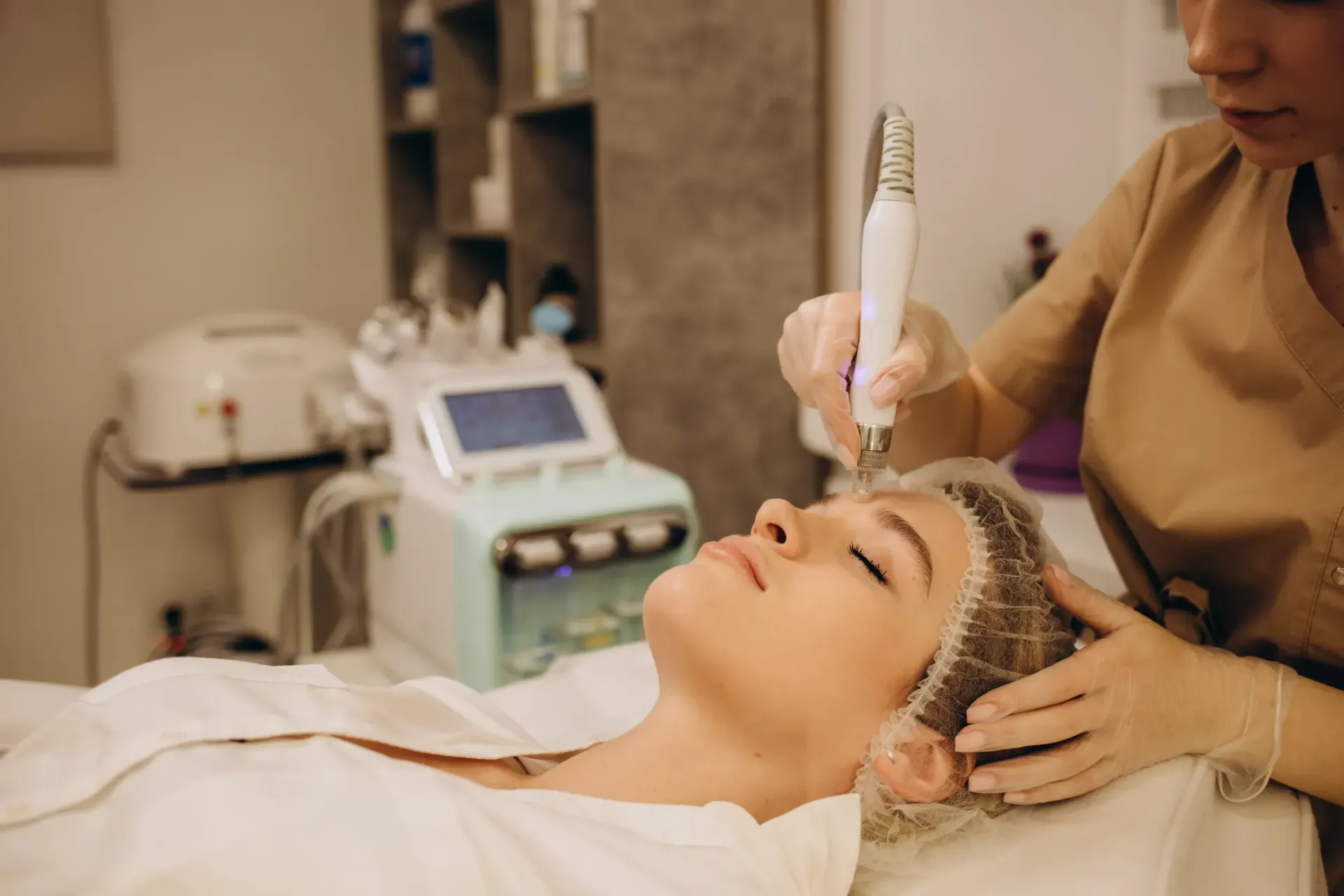 Una mujer está recibiendo un tratamiento facial en un salón de belleza.