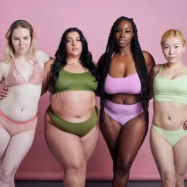 Un grupo de mujeres en bikini posan para una fotografía.