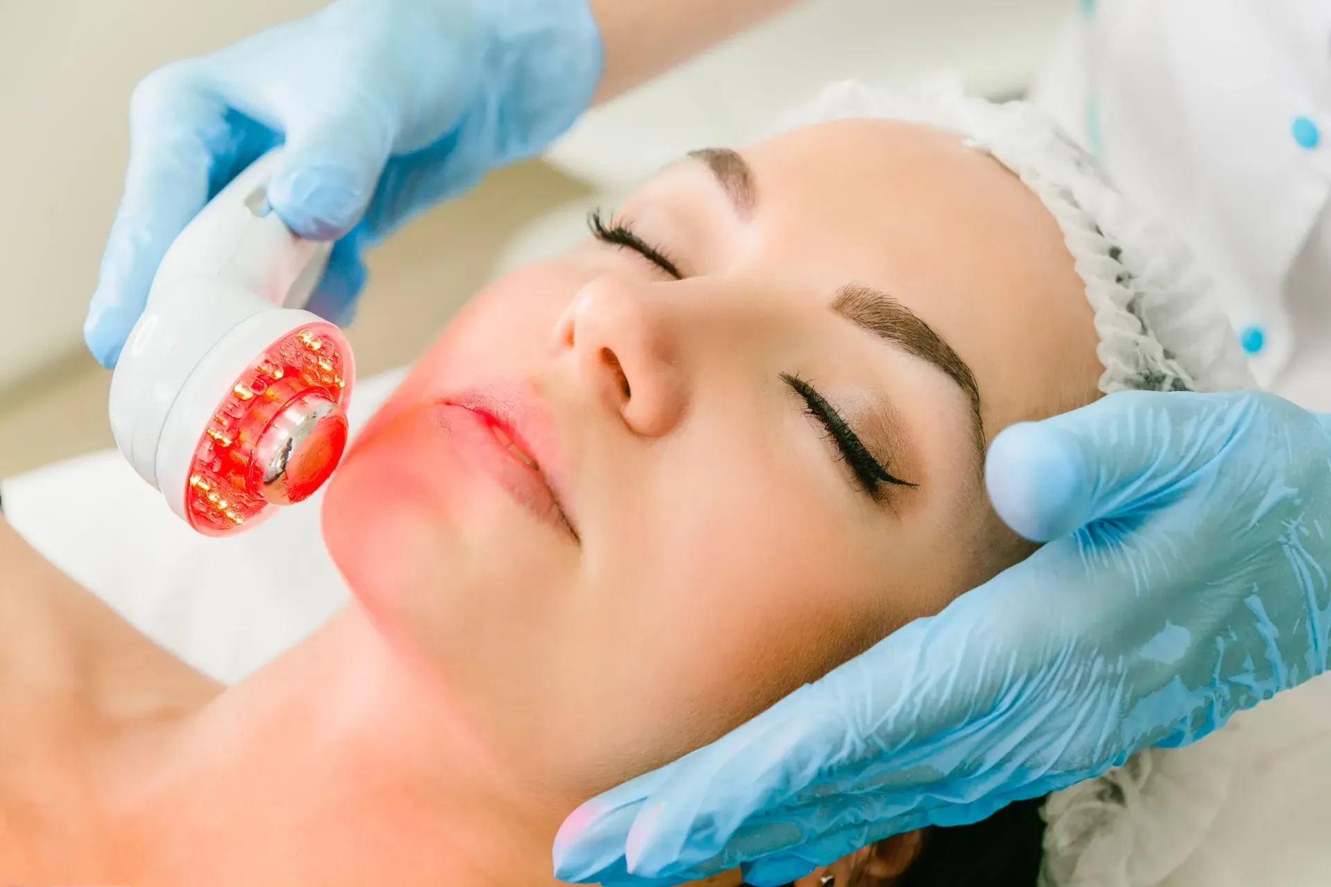 Una mujer está recibiendo un tratamiento facial en un salón de belleza.