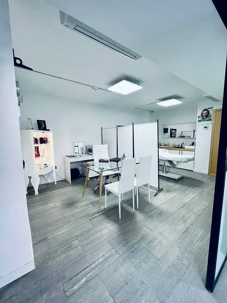 Una habitación con una mesa y sillas.