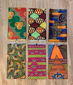bunte Stoffe mit afrikanischen Mustern