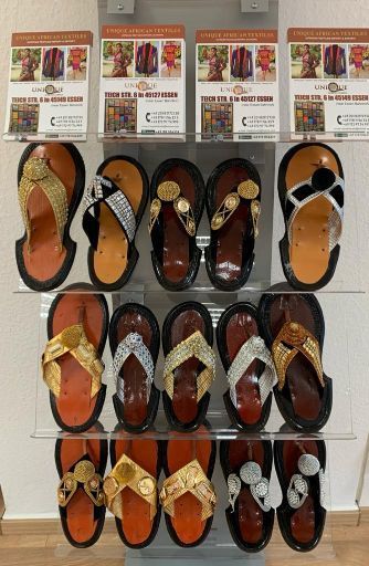 mehrere Sandalen mit silber- und goldfarbener Verzierung