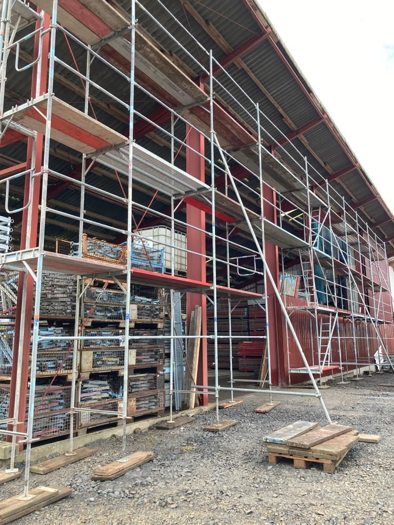 Gerüstbau Klein - Baugerüst um eine Lagerhalle