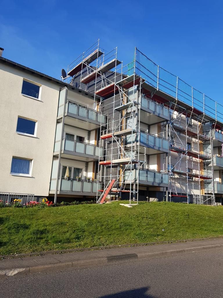 Gerüstbau Klein - Mehrfamilienhaus mit Baugerüst