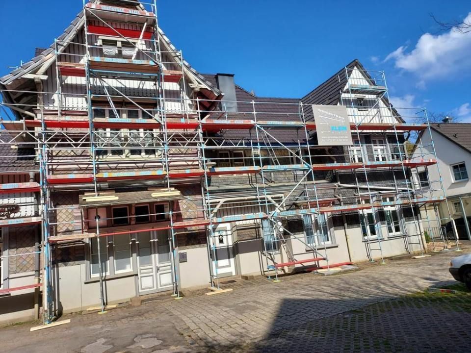 Gerüstbau Klein - Baugerüst kleidet Mehrfamilienhaus für Sanierung ein