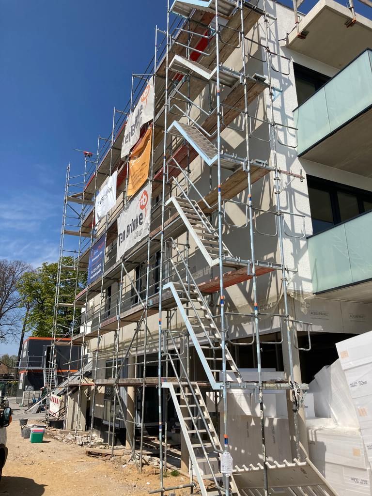 Gerüstbau Klein - Baugerüst mit mehreren Ebenen und Treppen für leichten Zugang
