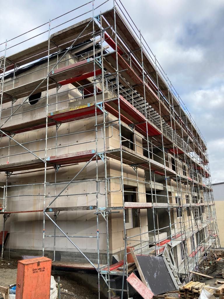 Gerüstbau Klein - Ecke eines Gebäudes mit Baugerüst