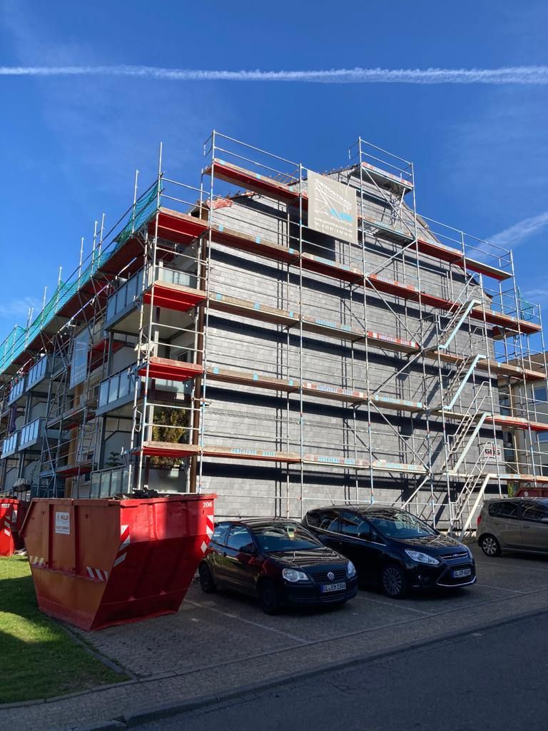 Gerüstbau Klein - Baugerüst mit Treppen um ein mehrstöckiges Gebäude