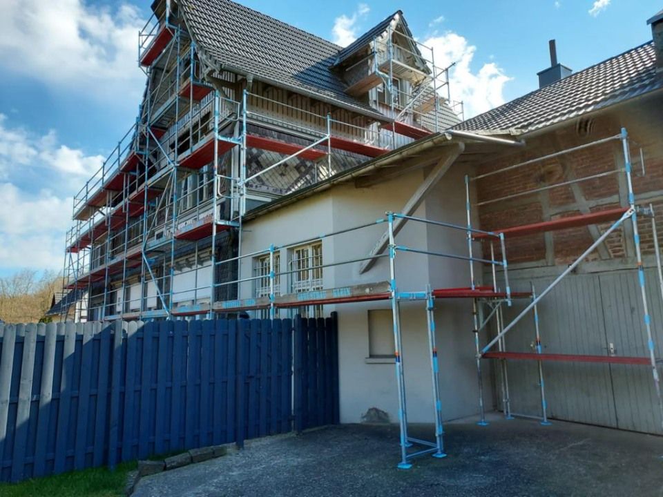 Gerüstbau Klein - Mehrfamilienhaus mit passgenauem Baugerüst für Fassaden- und Dacharbeiten