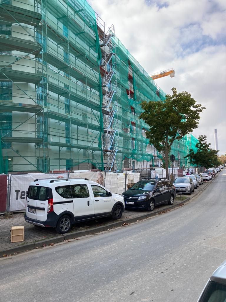 Gerüstbau Klein - Lange Hausfassade mit Baugerüst