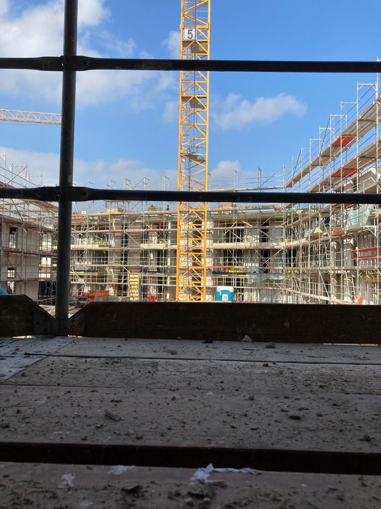 Gerüstbau Klein - Kran und mit Baugerüsten ausgestattetes Gebäude