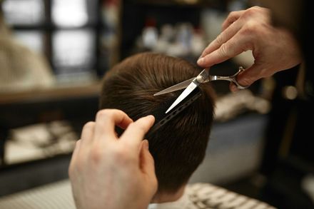 Kind beim Friseur