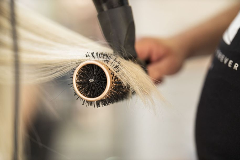Blonde Haar glatt föhnen