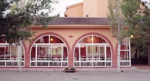 Un gran edificio con muchas ventanas y arcos.