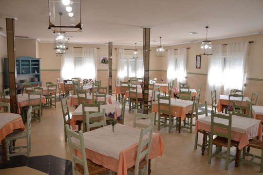 Un gran comedor lleno de mesas y sillas.