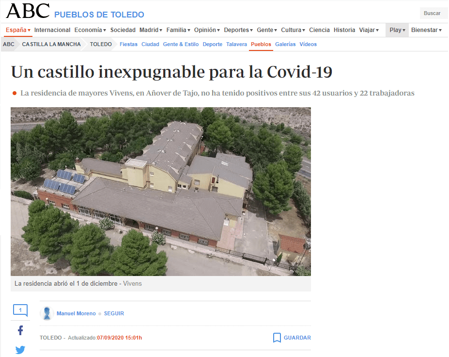 Una vista aérea de un edificio rodeado de árboles en un sitio web.