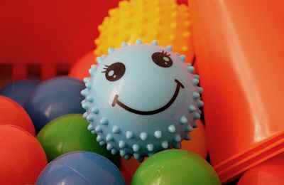 Ein blauer Ball mit einem darauf gemalten Smiley