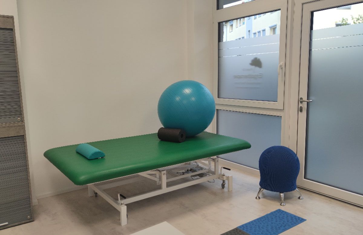 Ein grünes Bett mit einem blauen Ball darauf