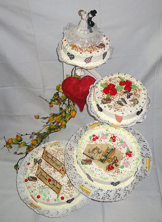 Trois gâteaux de mariage sont empilés les uns sur les autres Boulangerie – Tea-Room Les Arcades