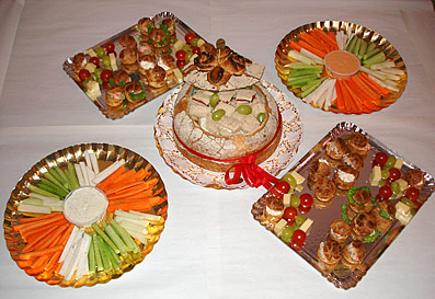 Une table surmontée d'assiettes de nourriture et d'un gâteau