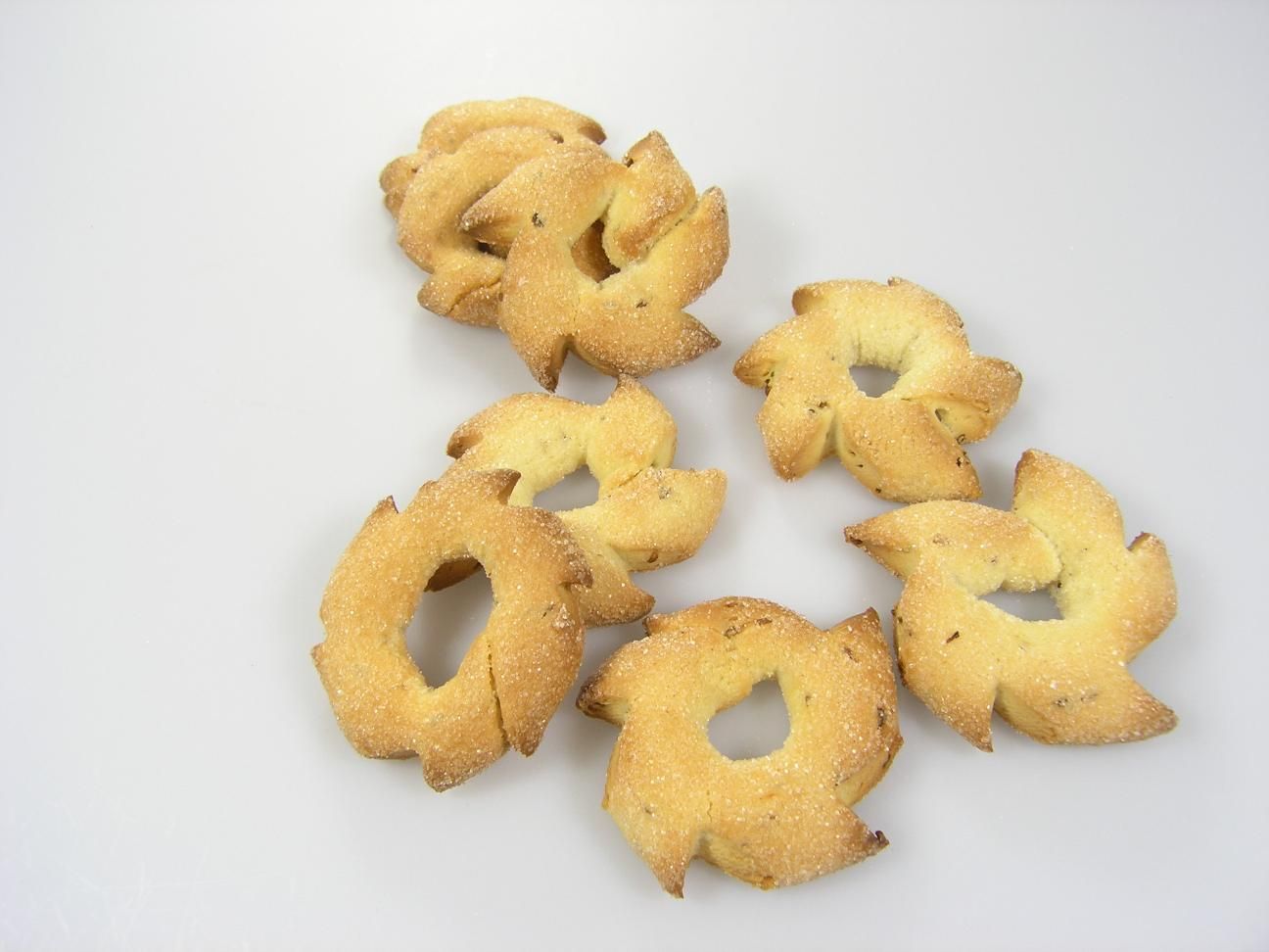 Un tas de biscuits avec des trous sur une surface blanche